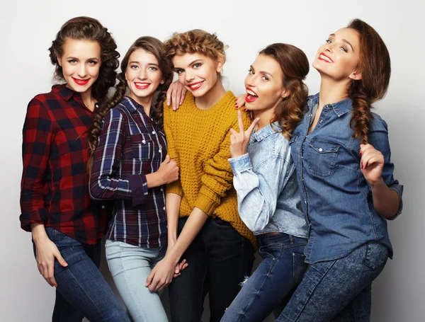 Livsstil och människor koncept: grupp av fem tjejer vänner — Stockfoto