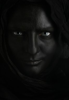 model siyah bir yüzü ile.