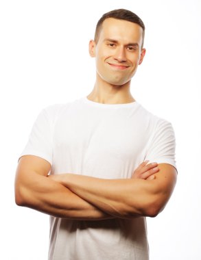 Yaşam tarzı ve insan konsepti: beyaz tişört giyen yakışıklı adam