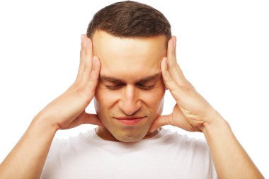 Çekici genç adam şiddetli baş ağrısı çekiyor.