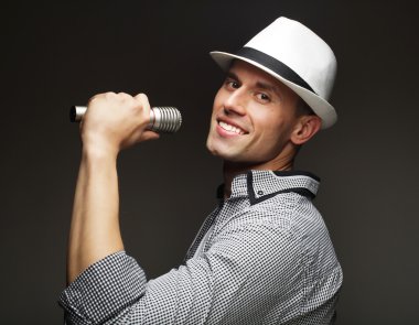 Mikrofonlu genç şarkıcı