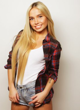 Genç sarışın kız gülümseyen şirin