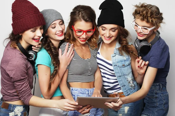 Öt hipster lányok meg, figyelembe véve a selfie a digitális tábla — Stock Fotó