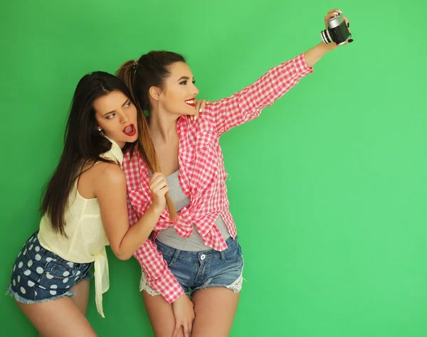 Beste vrienden hipster meisjes permanent samen met fotocamera — Stockfoto