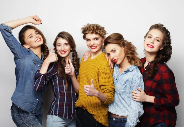Életmód és az emberek koncepció: csoport öt lány barátai — Stock Fotó