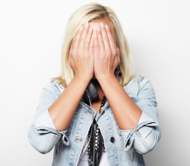 Beyaz arka planda gülümseyen genç kız