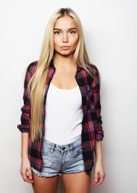 Genç sarışın kız gülümseyen şirin