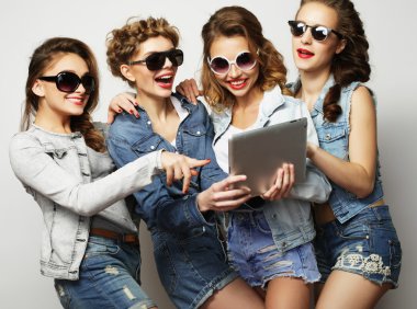 selfie dijital tablet ile alarak beş hippi kız arkadaş