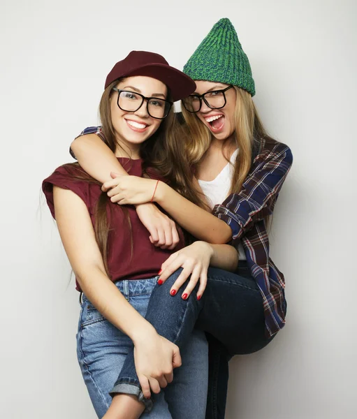 Two young girl friends standing together and having fun — Stock Photo, Image