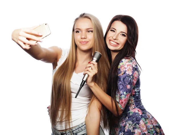 Two teenage girls friends in hipster outfit make selfie — Stock Photo, Image