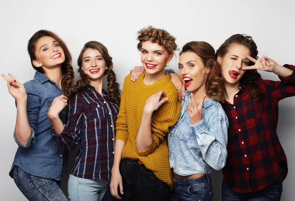 Livsstil och människor koncept: grupp av fem tjejer vänner — Stockfoto