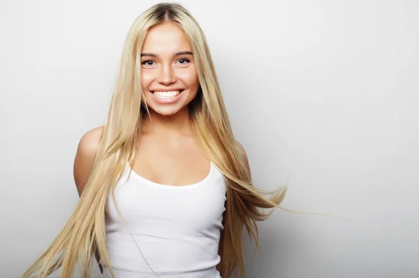 Jovem bonito sorrindo menina loira — Fotografia de Stock