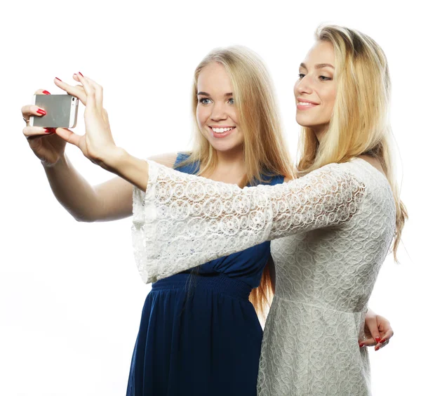 Duas jovens a tirar selfie — Fotografia de Stock