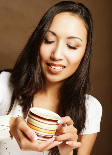 Bonita asiático mulher beber café — Fotografia de Stock