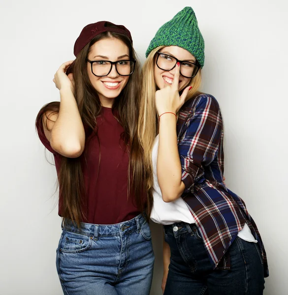 Dvě mladé přítelkyně stojící spolu a baví — Stock fotografie