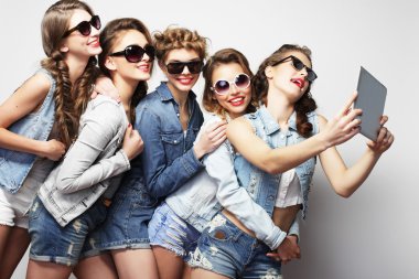 selfie dijital tablet ile alarak beş hippi kız arkadaş