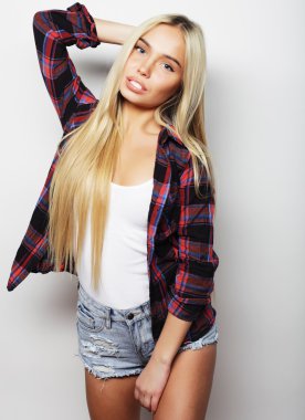 Genç sarışın kız gülümseyen şirin