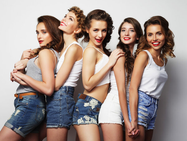 Модный портрет пяти стильных сексуальных девушек - лучших друзей
,