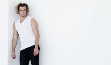 yakışıklı delikanlı.