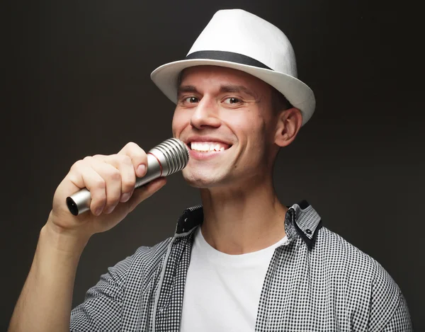 Молодой певец с микрофоном — стоковое фото