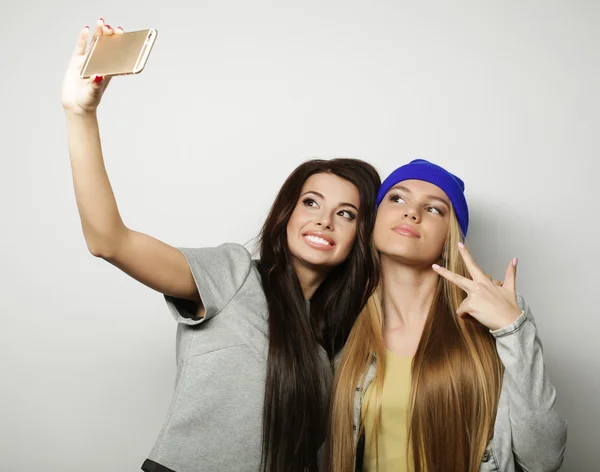 Two teenage girls friends in hipster outfit make selfie — Stock Photo, Image