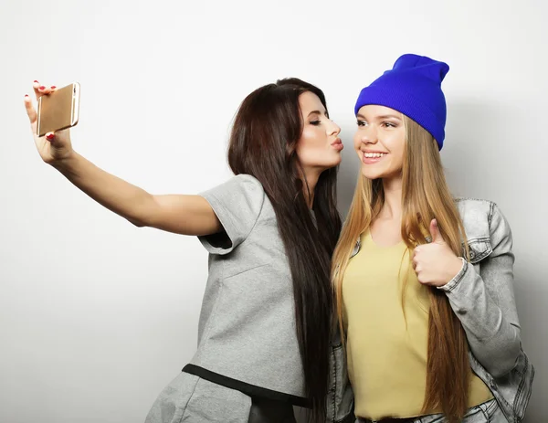 Två tonårsflickor vänner i hipster outfit gör selfie — Stockfoto