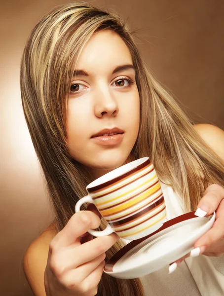 若者はかなり女性のコーヒーを飲む — ストック写真