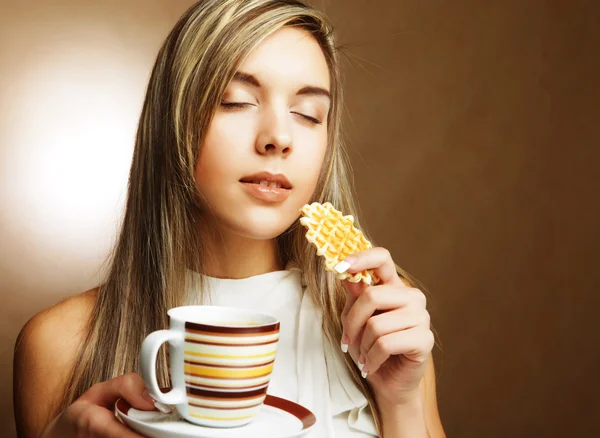 Mulher loira com café e biscoitos . — Fotografia de Stock