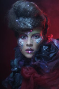 Yaratıcı görünüşlü genç bir kadının portresi..