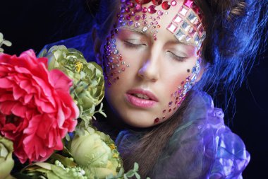 büyük çiçekler ile yaratıcı görüntü kadında.