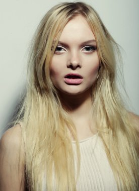 Beyaz elbiseli muhteşem bir kadın..