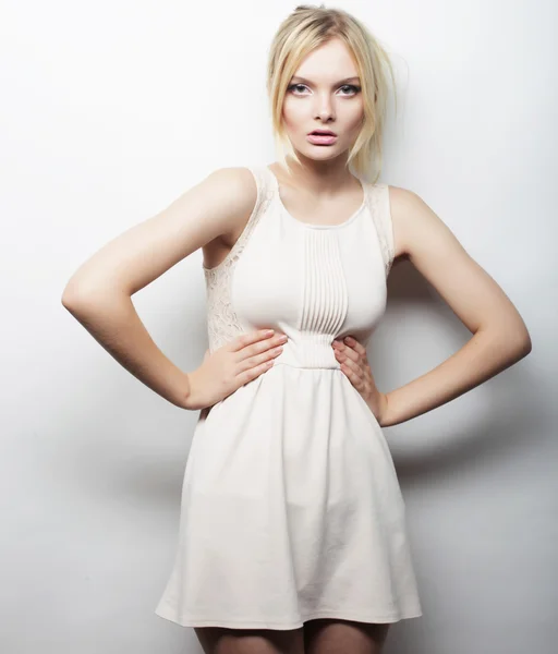 Jovem mulher magnífica em vestido branco . — Fotografia de Stock