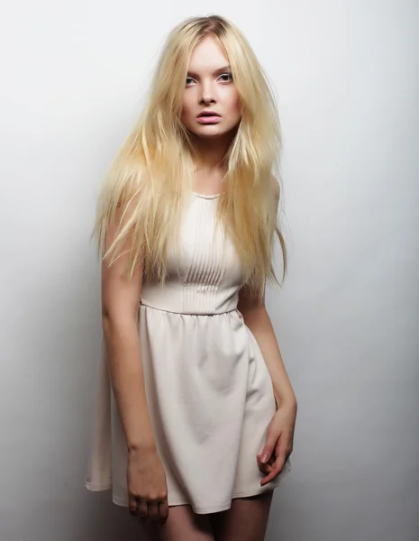 Jonge prachtige vrouw in witte jurk. — Stockfoto