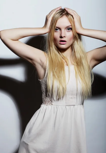 Jovem mulher magnífica em vestido branco . — Fotografia de Stock