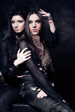 Genç gotik çiftin romantik portresi