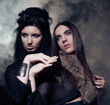 Genç gotik çiftin romantik portresi