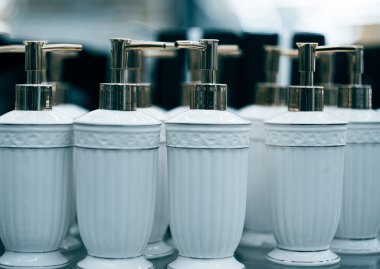 Dükkanda sabun şişeleri