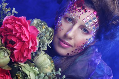 büyük çiçekler ile yaratıcı görüntü kadında.