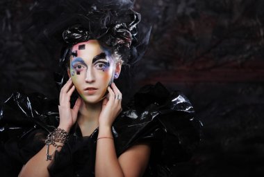 Yaratıcı görünüşlü genç bir kadının portresi..