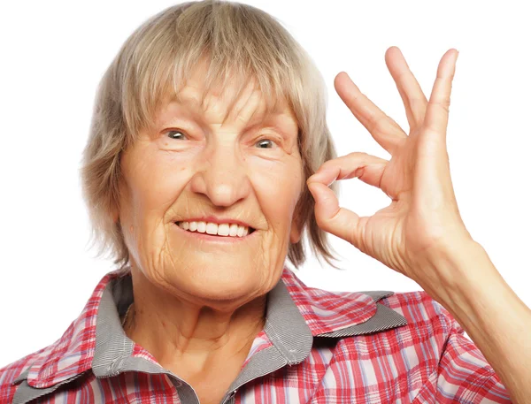 Stara szczęśliwa kobieta pokazuje znak ok — Zdjęcie stockowe