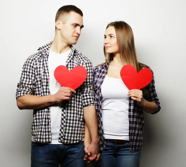 Ευτυχισμένο ζευγάρι ερωτευμένος κρατώντας κόκκινη καρδιά. — Φωτογραφία Αρχείου
