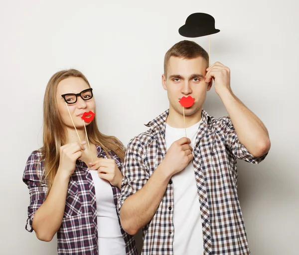 Encantador casal segurando óculos de festa — Fotografia de Stock