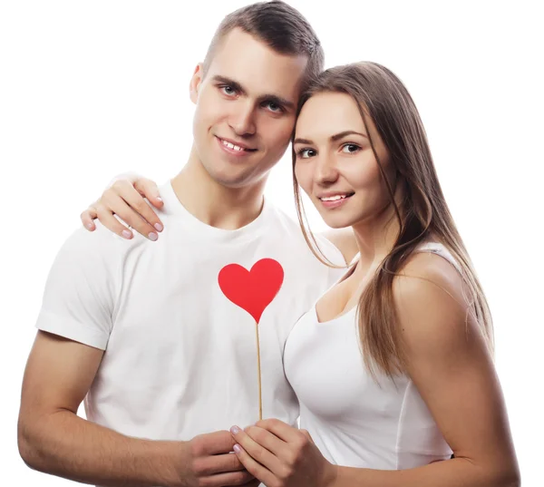 Šťastný pár v lásce drží červené srdce. — Stock fotografie