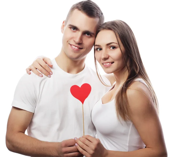 Casal feliz no amor segurando coração vermelho . — Fotografia de Stock