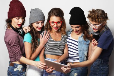 selfie dijital tablet ile alarak beş hippi kız arkadaş