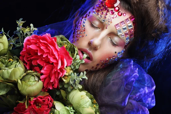 Mujer en imagen creativa con flores grandes . — Foto de Stock