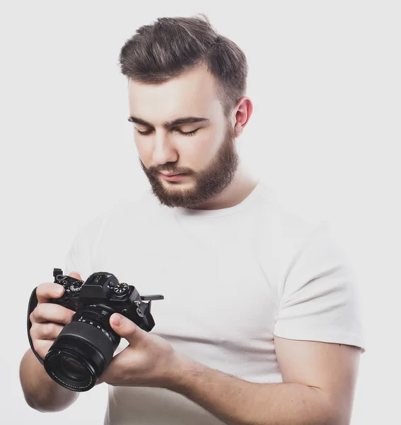 Jeune photographe barbu prenant des photos avec appareil photo numérique . — Photo