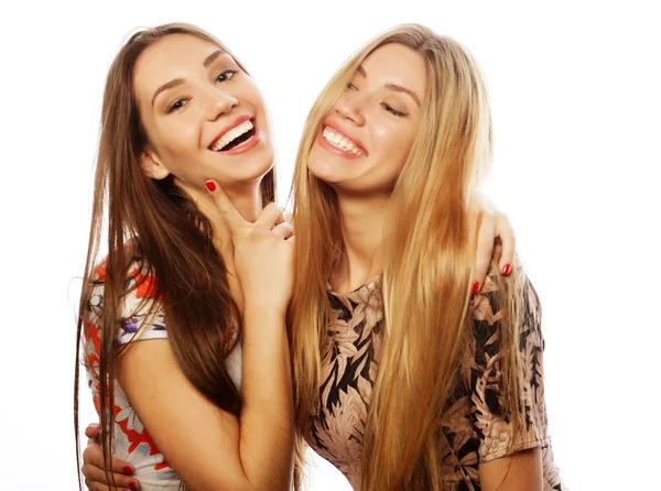 Jonge meisjes vrienden in kleurrijke jurk op witte achtergrond — Stockfoto