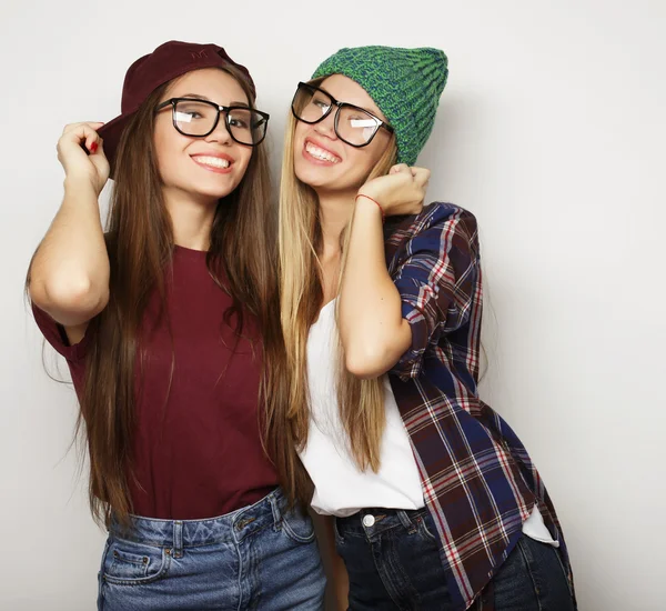 Två unga flickvänner står tillsammans och har kul — Stockfoto