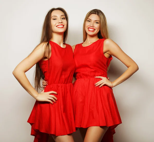 Chicas jóvenes en vestido rojo sobre fondo blanco — Foto de Stock